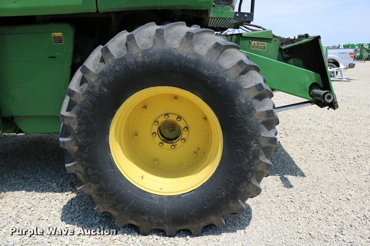 image for item DB9385 1986 John Deere 7720 combine