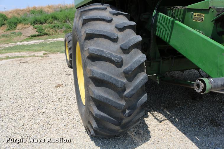 image for item DB9385 1986 John Deere 7720 combine