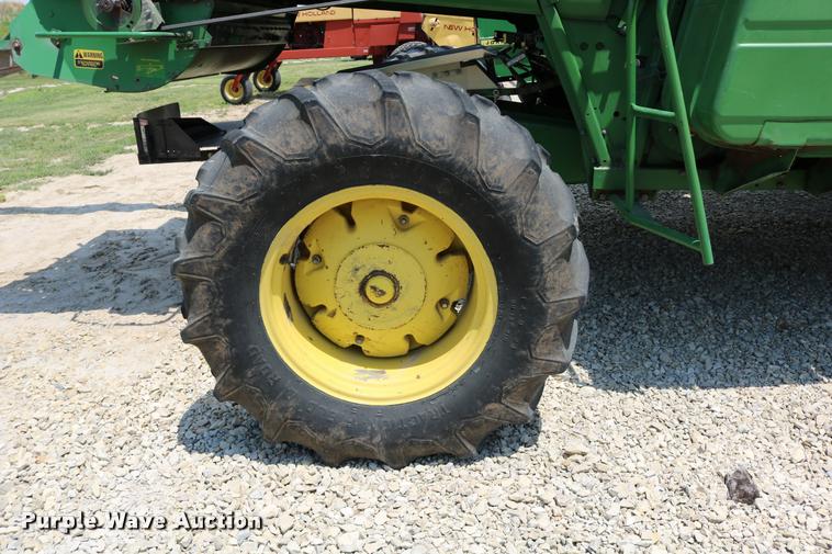 image for item DB9385 1986 John Deere 7720 combine
