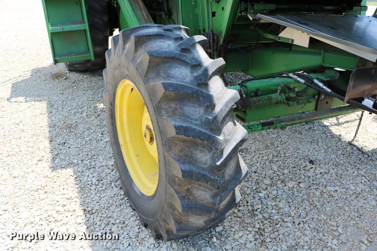 image for item DB9385 1986 John Deere 7720 combine