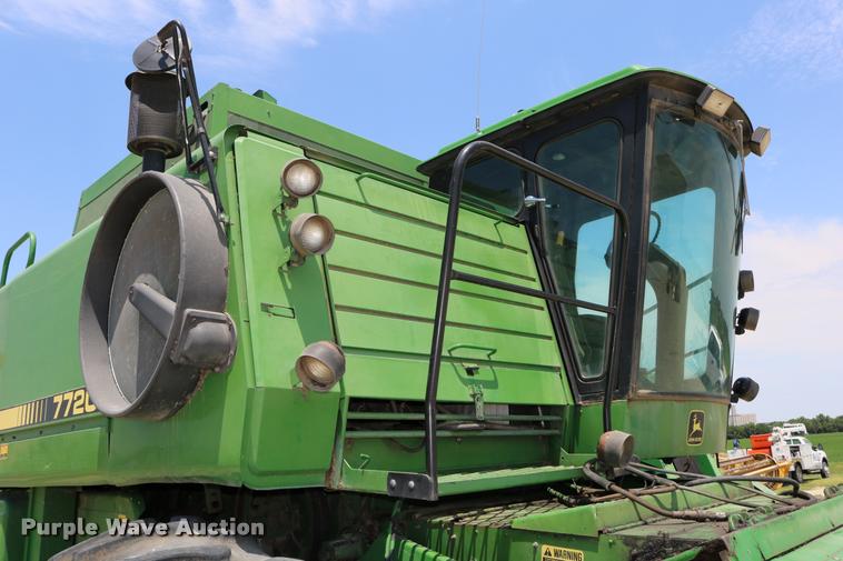 image for item DB9385 1986 John Deere 7720 combine