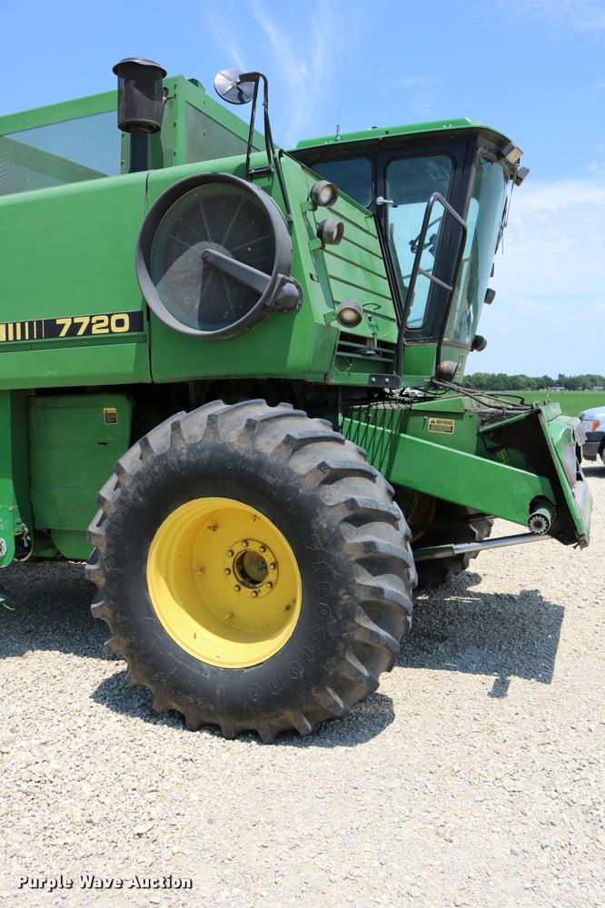image for item DB9385 1986 John Deere 7720 combine