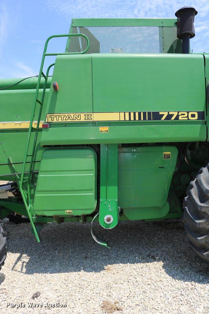 image for item DB9385 1986 John Deere 7720 combine