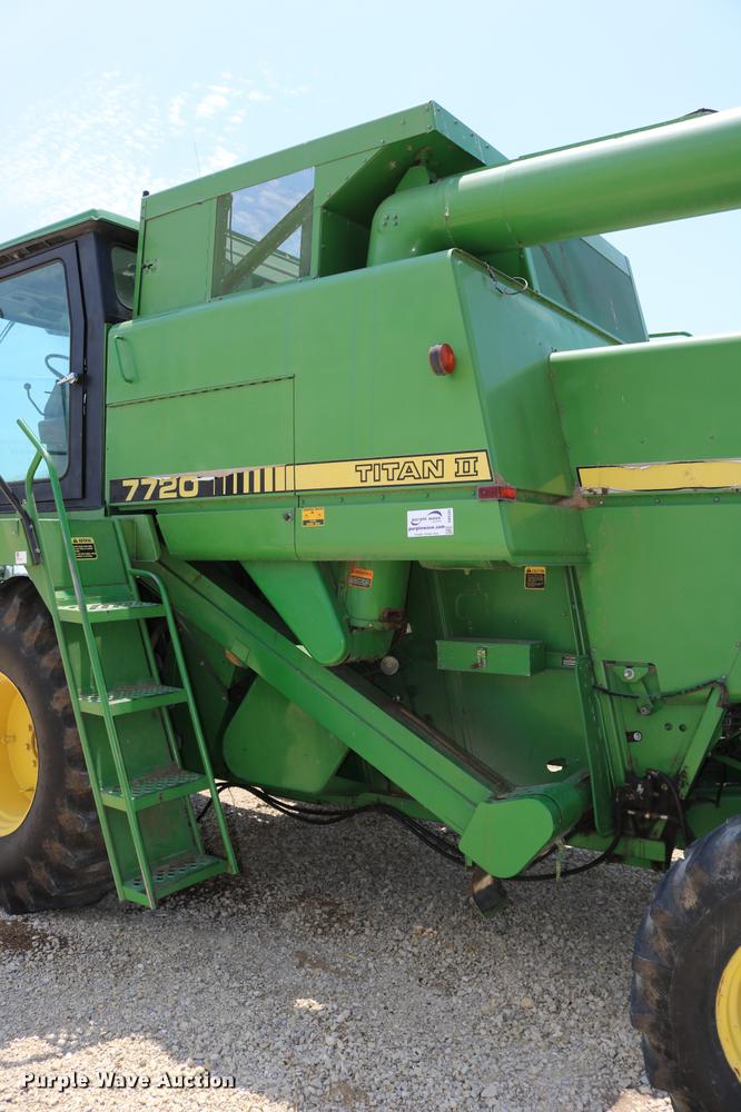 image for item DB9385 1986 John Deere 7720 combine