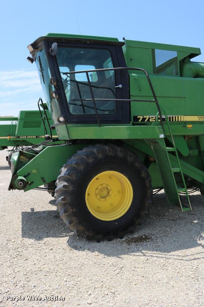 image for item DB9385 1986 John Deere 7720 combine