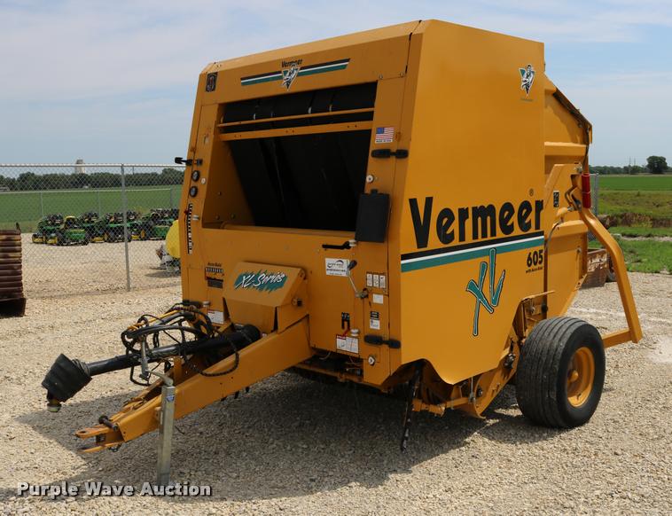 image for item DB9390 2001 Vermeer 605XL round baler