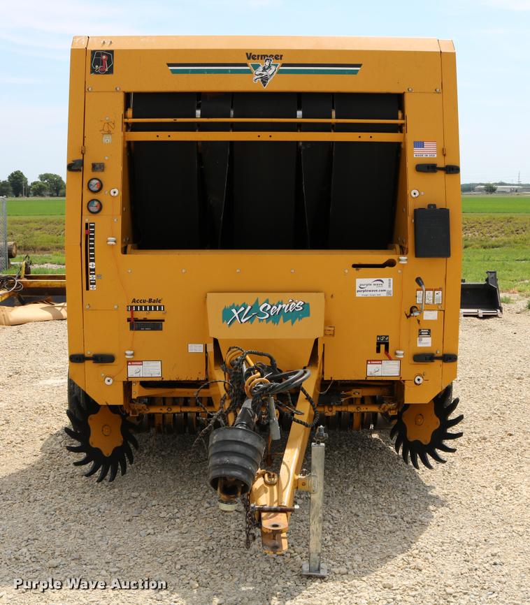 image for item DB9390 2001 Vermeer 605XL round baler
