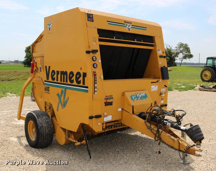 image for item DB9390 2001 Vermeer 605XL round baler