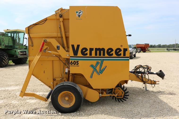 image for item DB9390 2001 Vermeer 605XL round baler