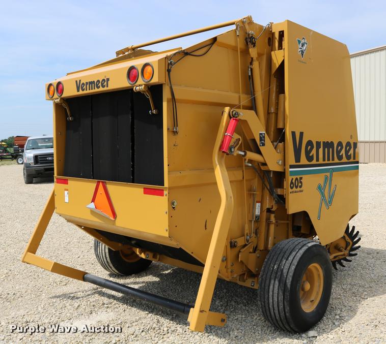 image for item DB9390 2001 Vermeer 605XL round baler
