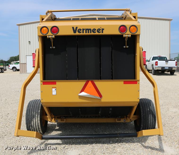 image for item DB9390 2001 Vermeer 605XL round baler