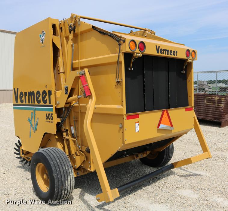 image for item DB9390 2001 Vermeer 605XL round baler