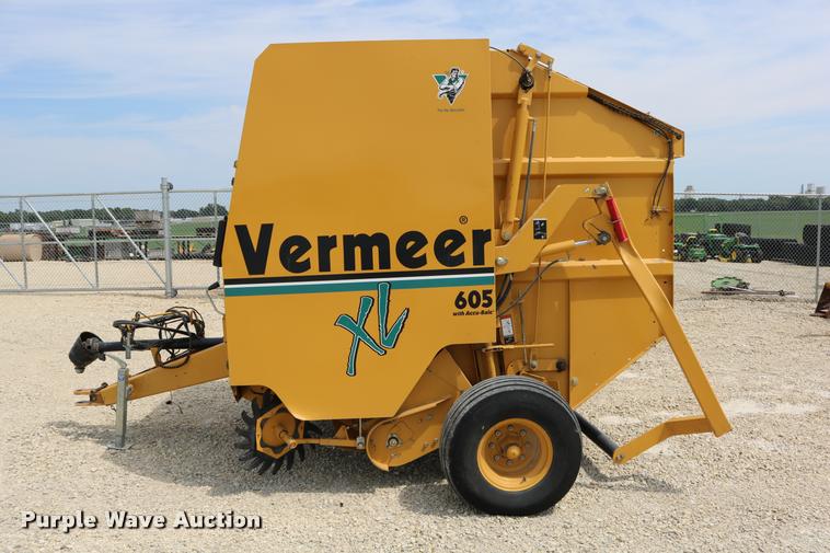 image for item DB9390 2001 Vermeer 605XL round baler