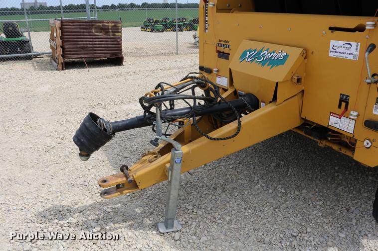 image for item DB9390 2001 Vermeer 605XL round baler