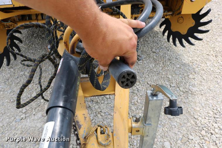 image for item DB9390 2001 Vermeer 605XL round baler