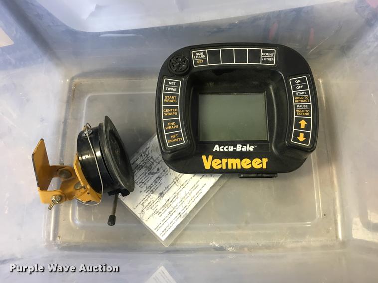 image for item DB9390 2001 Vermeer 605XL round baler