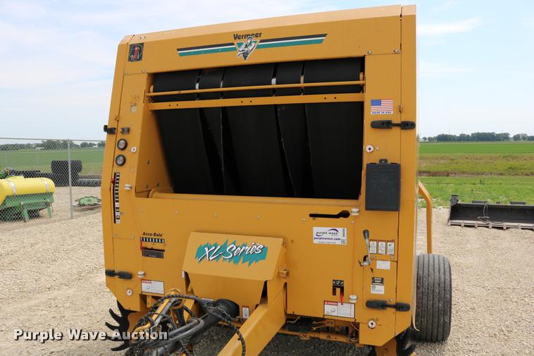 image for item DB9390 2001 Vermeer 605XL round baler
