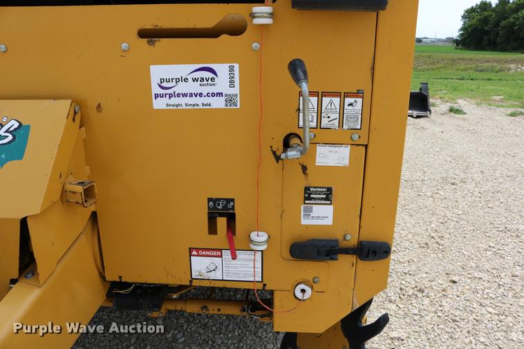 image for item DB9390 2001 Vermeer 605XL round baler