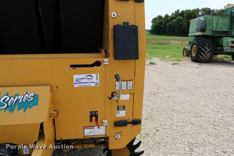 image for item DB9390 2001 Vermeer 605XL round baler