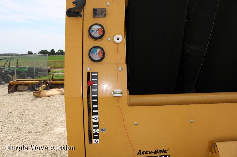 image for item DB9390 2001 Vermeer 605XL round baler