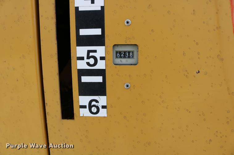 image for item DB9390 2001 Vermeer 605XL round baler