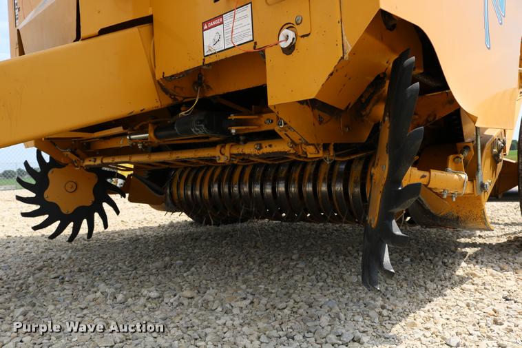 image for item DB9390 2001 Vermeer 605XL round baler