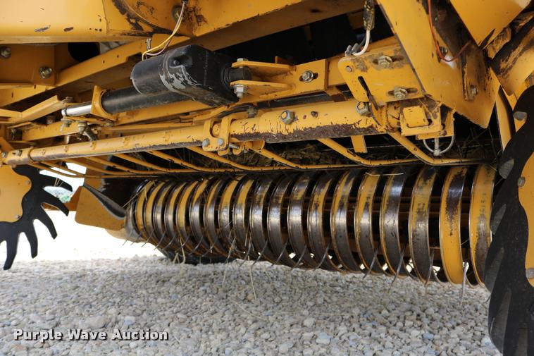 image for item DB9390 2001 Vermeer 605XL round baler