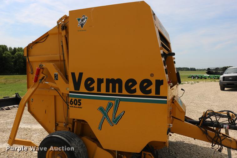 image for item DB9390 2001 Vermeer 605XL round baler