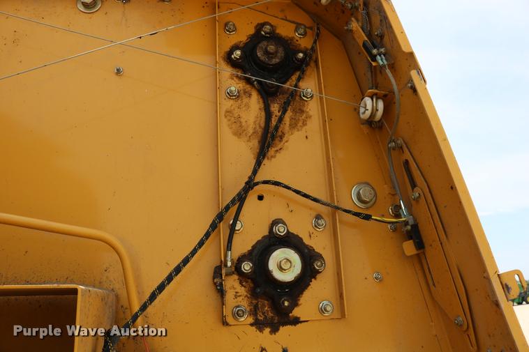 image for item DB9390 2001 Vermeer 605XL round baler