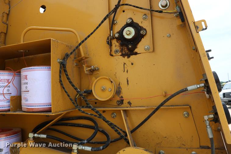 image for item DB9390 2001 Vermeer 605XL round baler