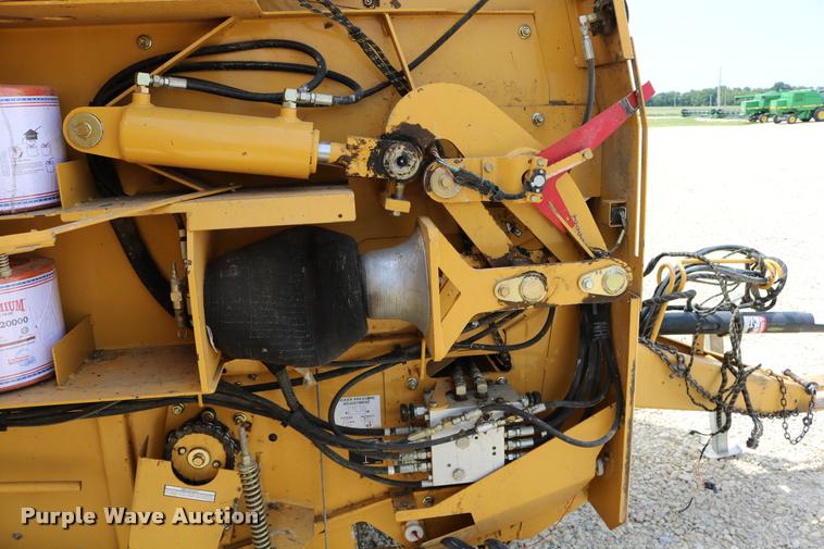 image for item DB9390 2001 Vermeer 605XL round baler