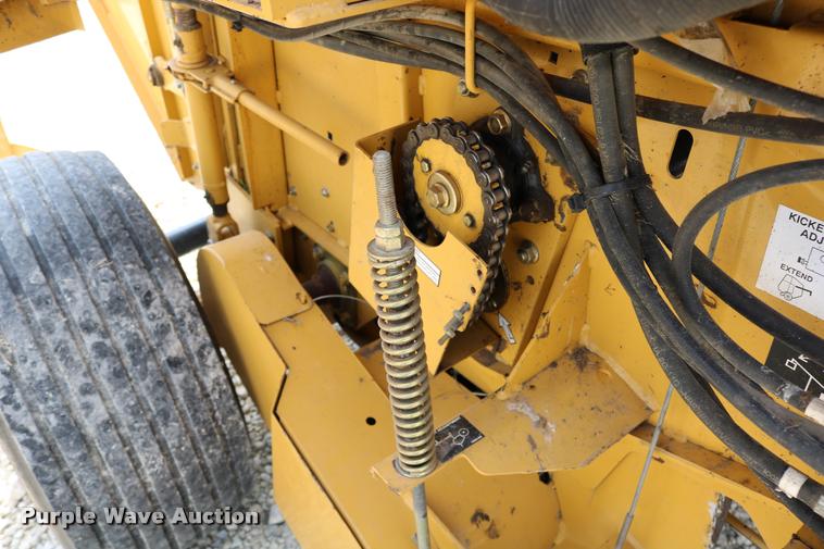 image for item DB9390 2001 Vermeer 605XL round baler