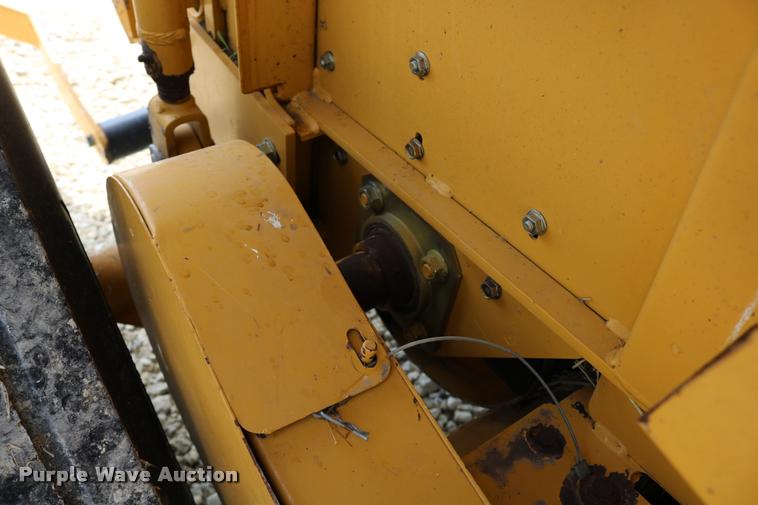 image for item DB9390 2001 Vermeer 605XL round baler