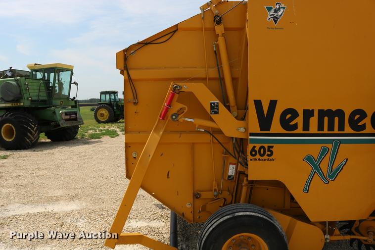 image for item DB9390 2001 Vermeer 605XL round baler