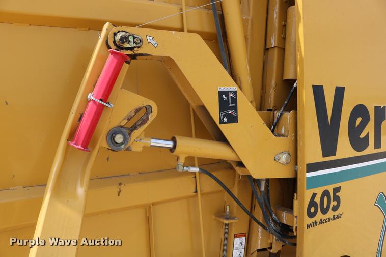 image for item DB9390 2001 Vermeer 605XL round baler