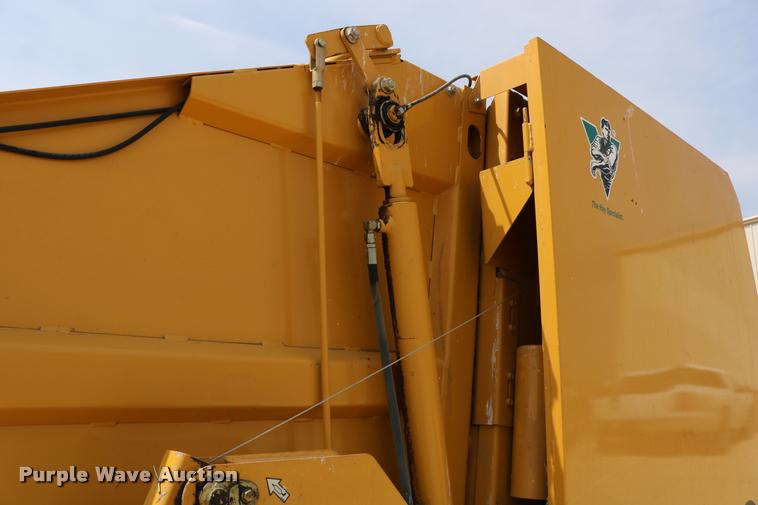 image for item DB9390 2001 Vermeer 605XL round baler