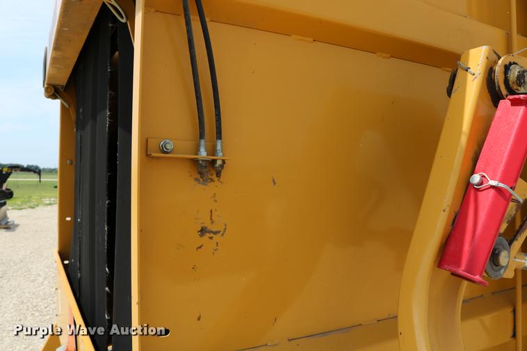 image for item DB9390 2001 Vermeer 605XL round baler