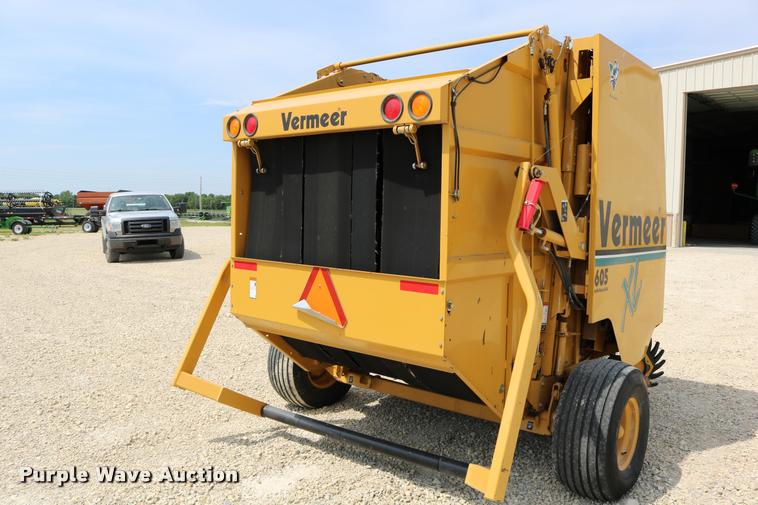 image for item DB9390 2001 Vermeer 605XL round baler