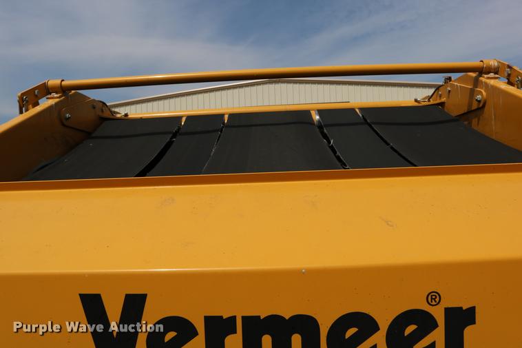 image for item DB9390 2001 Vermeer 605XL round baler