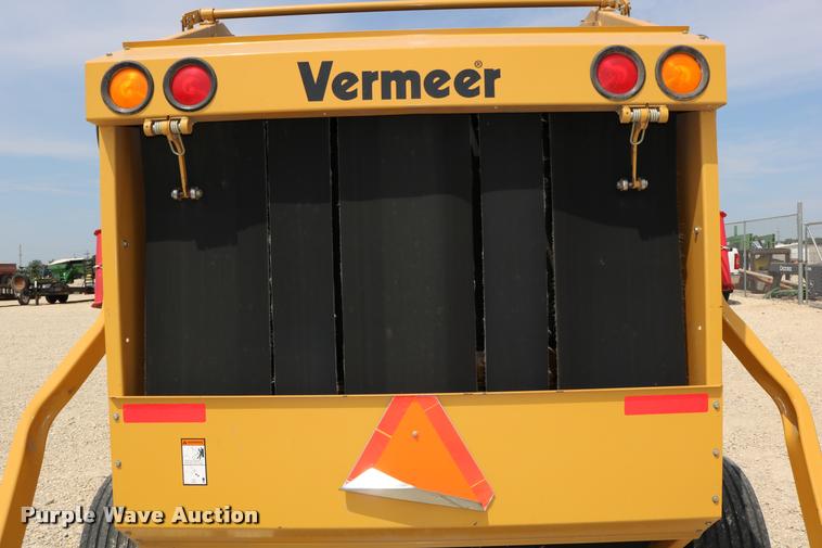 image for item DB9390 2001 Vermeer 605XL round baler
