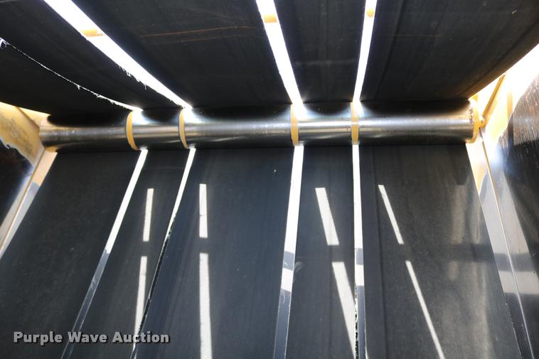 image for item DB9390 2001 Vermeer 605XL round baler