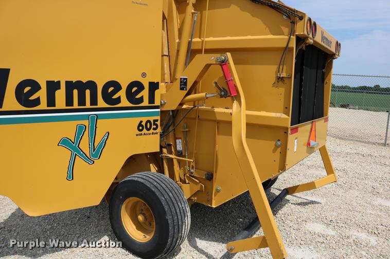 image for item DB9390 2001 Vermeer 605XL round baler