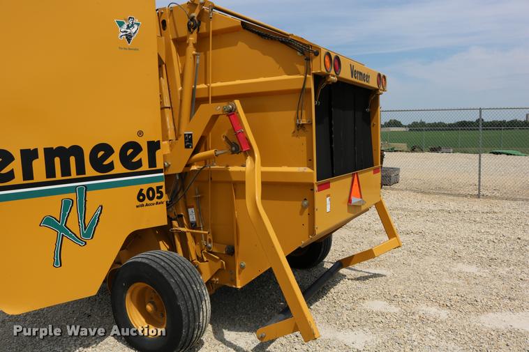 image for item DB9390 2001 Vermeer 605XL round baler