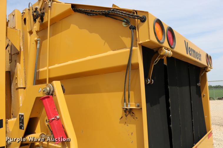 image for item DB9390 2001 Vermeer 605XL round baler
