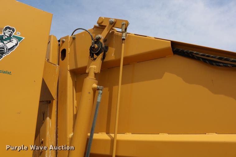 image for item DB9390 2001 Vermeer 605XL round baler