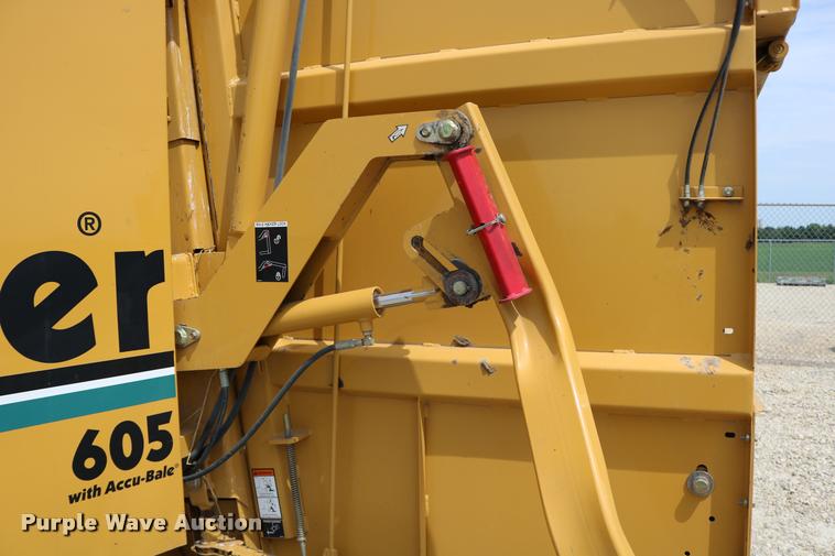 image for item DB9390 2001 Vermeer 605XL round baler