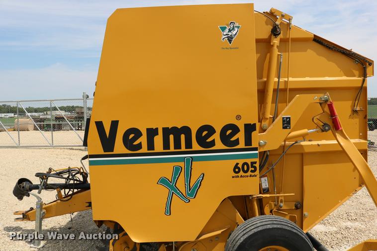 image for item DB9390 2001 Vermeer 605XL round baler