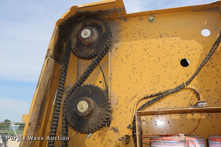 image for item DB9390 2001 Vermeer 605XL round baler