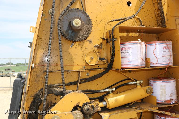 image for item DB9390 2001 Vermeer 605XL round baler