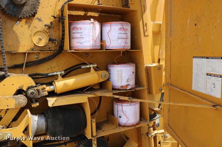 image for item DB9390 2001 Vermeer 605XL round baler